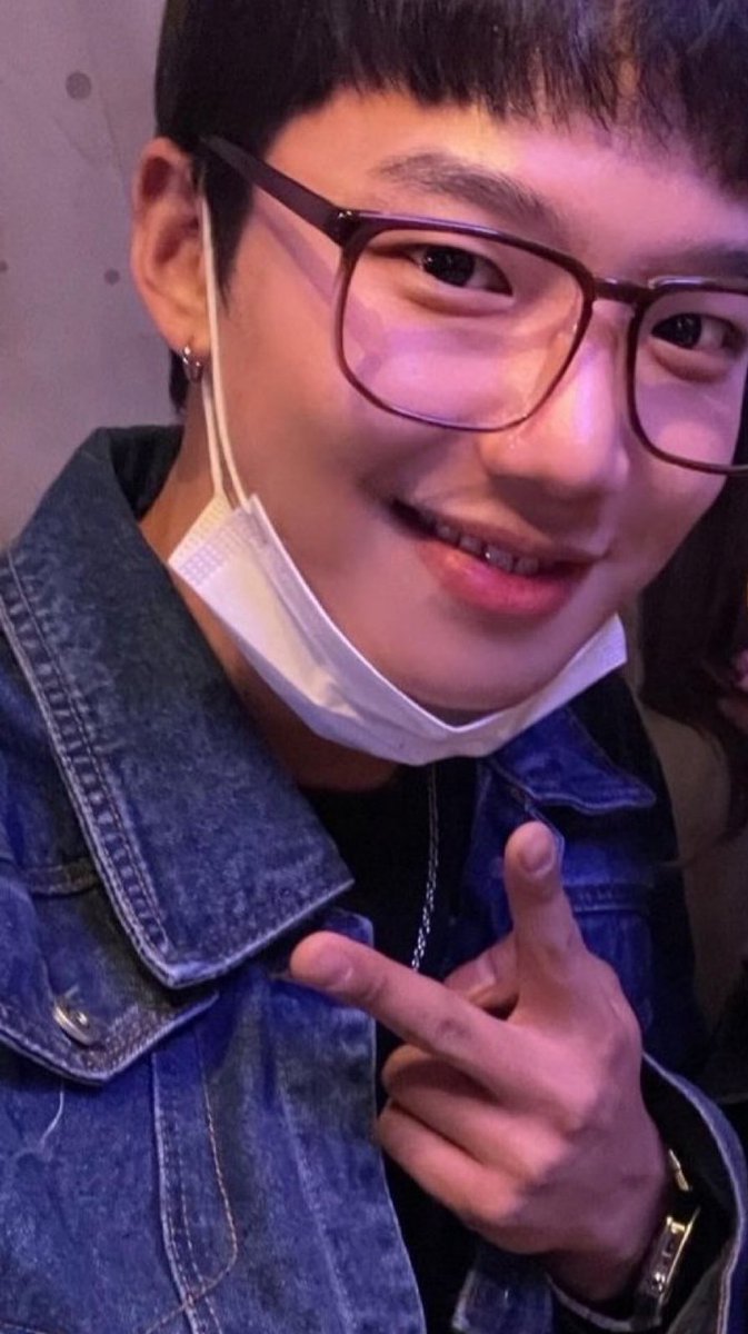 bysiwol's tweet photo. 모르는사람이보면 다 비슷한시기에 찍은 사진인줄알듯 ;;;;; 군대다녀온 이십대후반남성이 이래도되나요 https://t.co/TXGOjhR735