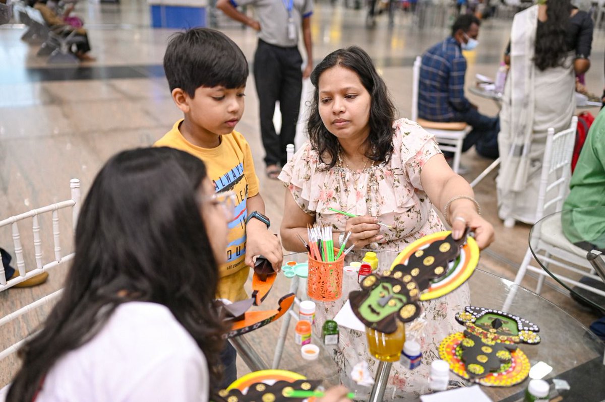 TRV_Airport_Off's tweet photo. As a part of the joyous #Vishu celebration, #ThiruvananthapuramAirport hosted a fun painting activity, in which many passengers participated with a great festive spirit. Those finished art pieces were then handed to the passengers as a gift.

#HappyVishu #GatewayToGoodness https://t.co/MFRlQ1J0nH