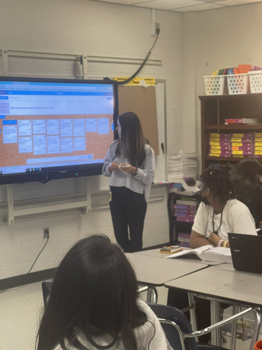 Mathlete429's tweet photo. Ms. Villanueva blended @nearpod with her @carnegielearn lesson for students to anonymously answer predictions about volumes of cylinders @PlummerMS_AISD @Adcain2U @lmamerson @TRod_Math13 #middleschoolmatters #mathforward https://t.co/MvtCfblPW6