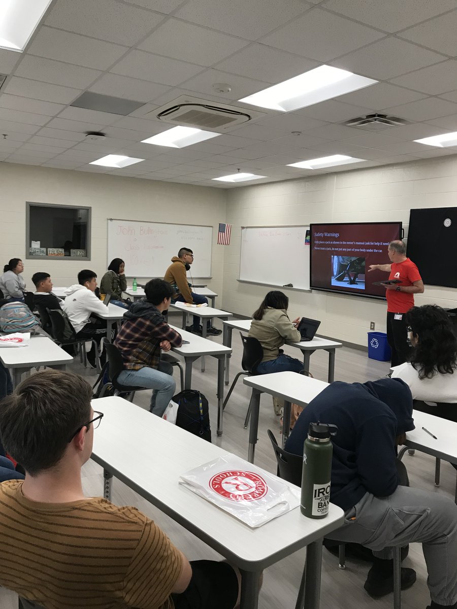 RcsCareer's tweet photo. It's "Adulting Day" at the CCA! Seniors are attending different workshops on healthy eating, vehicle maintenance, interview skills, banking and more as they prepare to become adults after graduation!#1Rome https://t.co/4zUTsidYGm