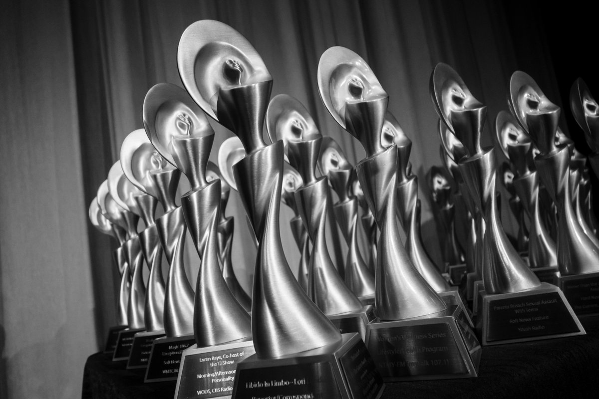 KellyClarksonTV's tweet photo. Honored to announce we won a Gracie Award! #TheGracies presented by @allwomeninmedia recognize outstanding content created by, for and about women, and we are excited to be recognized alongside the other incredible winners! See the full list at https://t.co/8yVywrVbtd https://t.co/6JWJzvHHgo