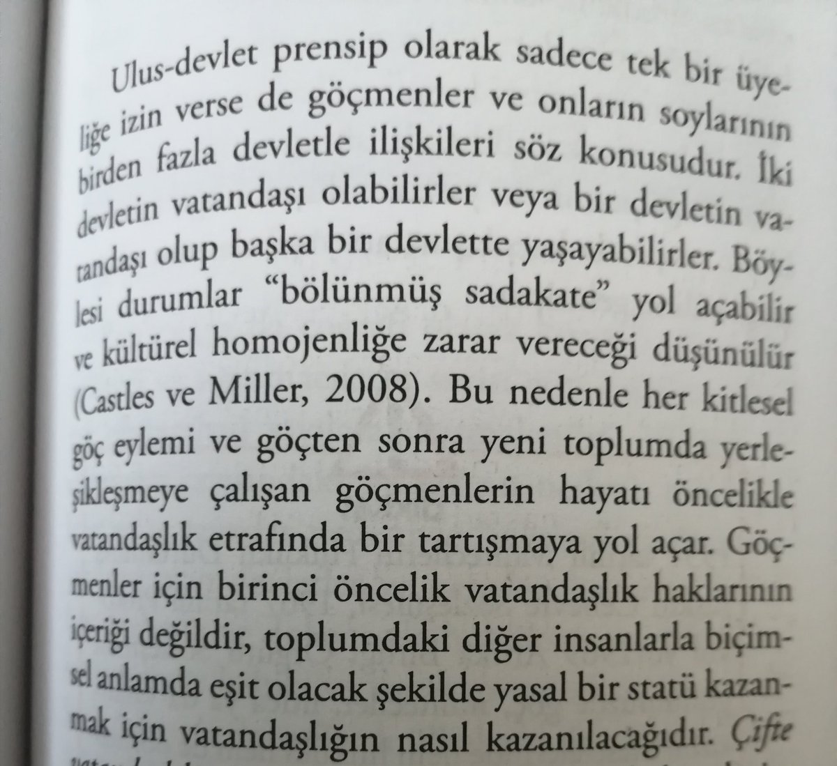 TCYagmurabob's tweet photo. Bugün çalıştığım ders kitabımda yazanlar...
Ayrıca " Vatandaşlık temelde bir ulus-devlete mensubiyet koşulunu gerektirir." yazıyor. Suriyeliler mi, Afganlar mı bize mensup da vatandaşlık veriliyor?
#VatanımdaMülteci https://t.co/2NQKXZMOIW
