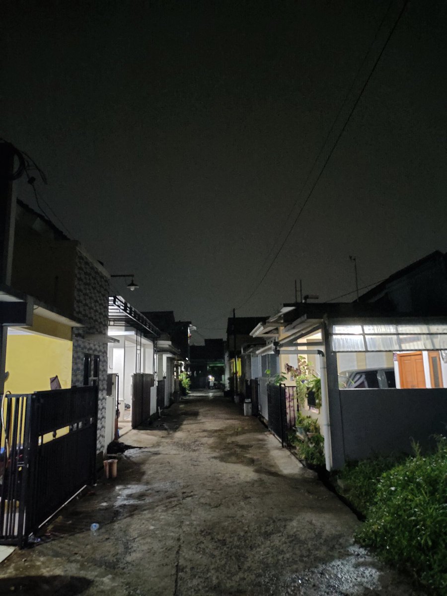 cokeRidho's tweet photo. @pln_123 @infoPLN min ini kenapa jadi mati terus-terusan yaa ? di jalan sirnagalih 4 Perum HTN , Osaka dan Sekitarnya .. seminggu bs lebih dr 3 kali loh .. Solusi dan preventifnya apa ya ? apa PLN mau naggung klw alat Elektronik kami rusak ? Tidak kan. https://t.co/7qb3QzsC6H