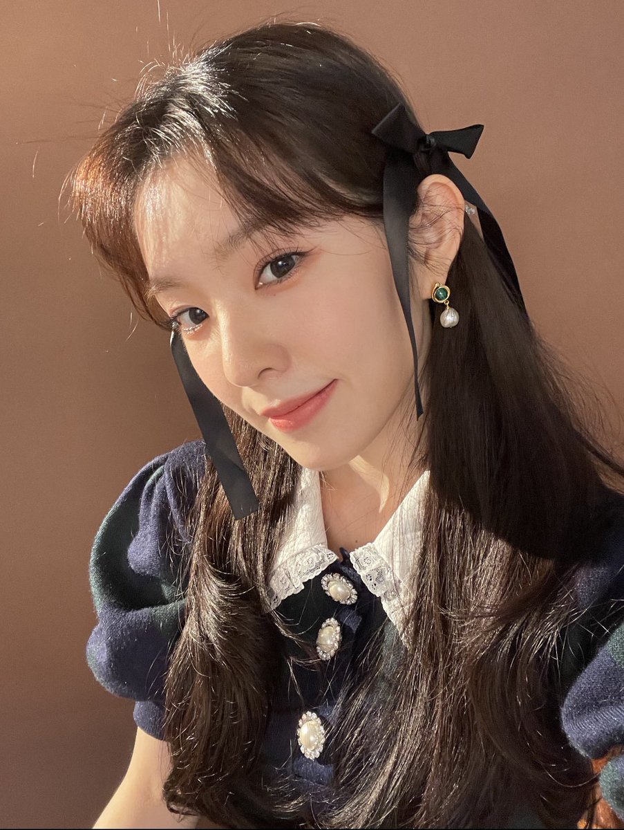 RVcrack's tweet photo. #WENRENE AU PROMPT
W was bored, so she went on omegle &amp; searched for RV. She met this luvie named Joohyun, &amp; they clicked.They talked about rv and their biases.They decided to keep their stan accs private &amp; let fate flow naturally tho Wan tweeted their convos so she can find her. https://t.co/vGGgrZTiAf