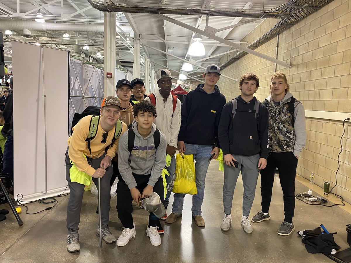 JCSDCareer411's tweet photo. Build My Future 2022 - Johnston HS in the house for this incredible day of hands on learning about the trades! 👷‍♀️👷‍♂️ https://t.co/WxAyDdhJR0