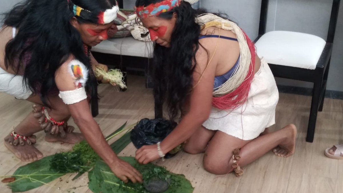 confeniae1's tweet photo. Encuentro de colores entre la Asociación de Mujeres Waorani #AMWAE #AWAKUNA #ZULETA en la provincia de Pastaza https://t.co/8wTSla6Spx