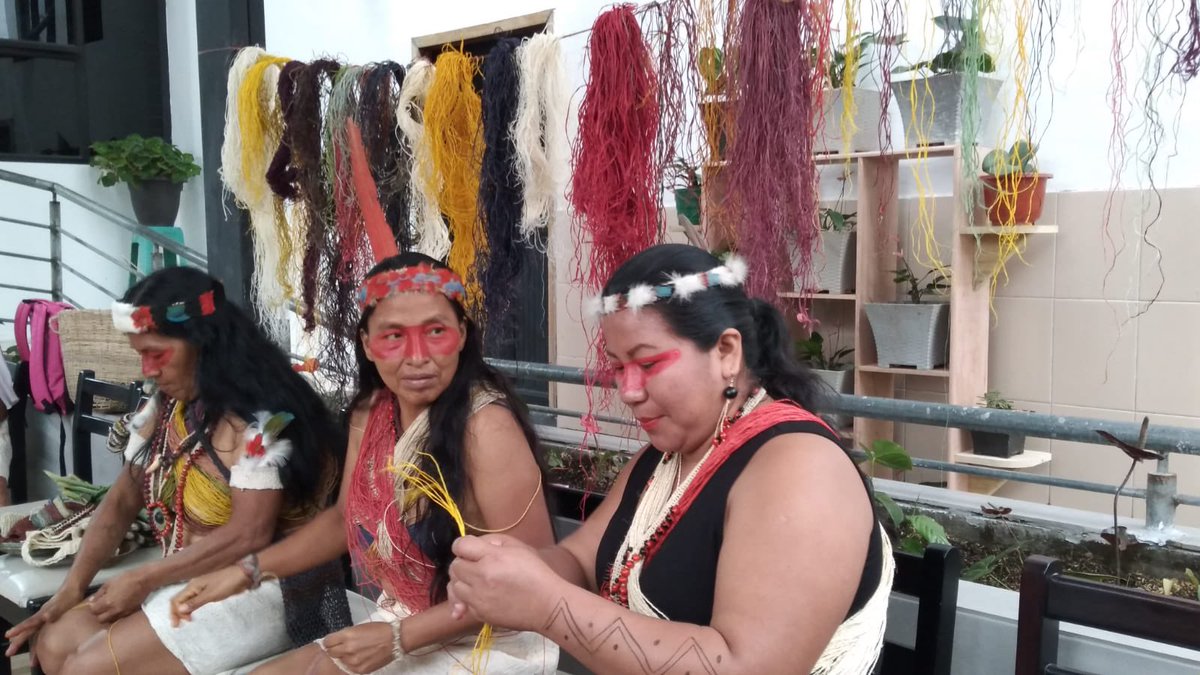 confeniae1's tweet photo. Encuentro de colores entre la Asociación de Mujeres Waorani #AMWAE #AWAKUNA #ZULETA en la provincia de Pastaza https://t.co/8wTSla6Spx