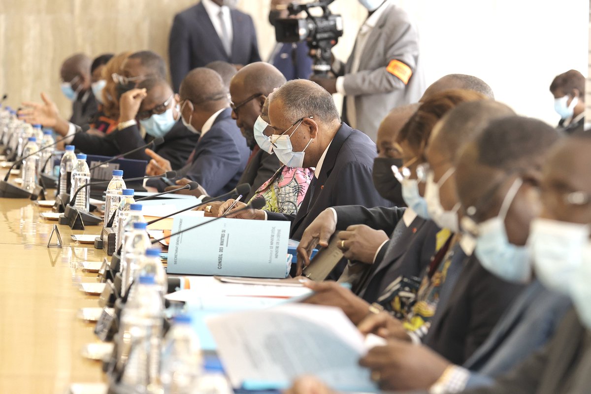 AOuattara_PRCI's tweet photo. Suite à la démission de @ACHIPatrick4 et du Gvt, une équipe resserrée sera mise en place pour plus d’efficacité et tenir compte de la conjoncture économique mondiale. Il est impératif de réduire les dépenses de l’Etat en les réorientant vers la résilience sociale et sécuritaire. https://t.co/4tCm28swfn
