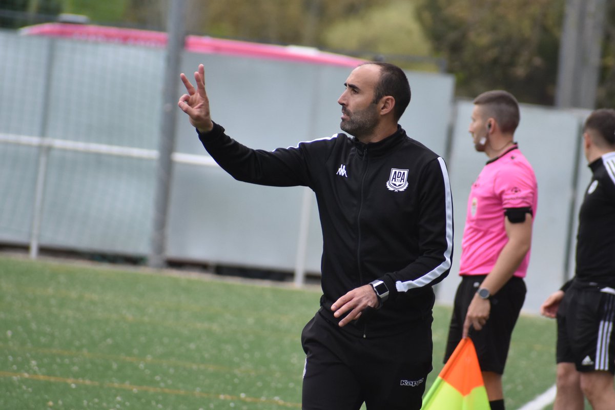 AD_Alcorcon's tweet photo. #AlcorB 0️⃣-0️⃣ @LasRozas_CF 

🕓 Final del partido 

➡️ Lo intentó con todo el filial hasta el final pero no consiguió ver portería. Un punto más en su camino al play-off. El domingo más ante el Torrejón.

#VamosAlcor https://t.co/ZBIAu13YNW