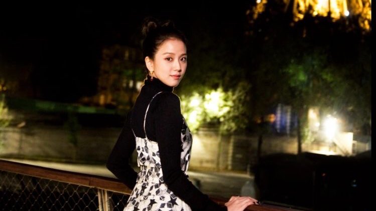 jisoogaIIery's tweet photo. night view with jisoo —🌙 📸 https://t.co/ctif9H0luE