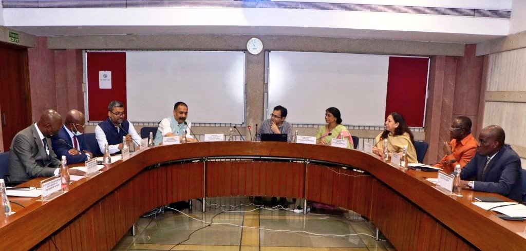 Parliamentary Delegation from Ghana led by Hon. Osei Kyei Mensah Bonsu, Minister of Parliamentary Affairs of Ghana seen with the Senior Officers of PRIDE, Lok Sabha Secretariat

<a href="/loksabhaspeaker/">Lok Sabha Speaker</a> <a href="/DrSJaishankar/">Dr. S. Jaishankar</a> <a href="/AyorkorBotchwey/">Shirley Ayorkor Botchwey</a> <a href="/askbagbin/">Rt. Hon. Alban S.K. Bagbin</a> @OKMensahBonsu <a href="/HCI_Accra/">India in Ghana</a> <a href="/IndianDiplomacy/">Indian Diplomacy</a>