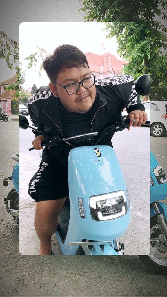 TrizaSubagyo's tweet photo. @misterprepp @Poconggg @dimasmairyan Nih bang dah ndak cukup saya naik ini. Pengen beli vespa tapi ndak kesampean. Tolong lah bang wkwkwk loveyou https://t.co/mTeWCRECpl