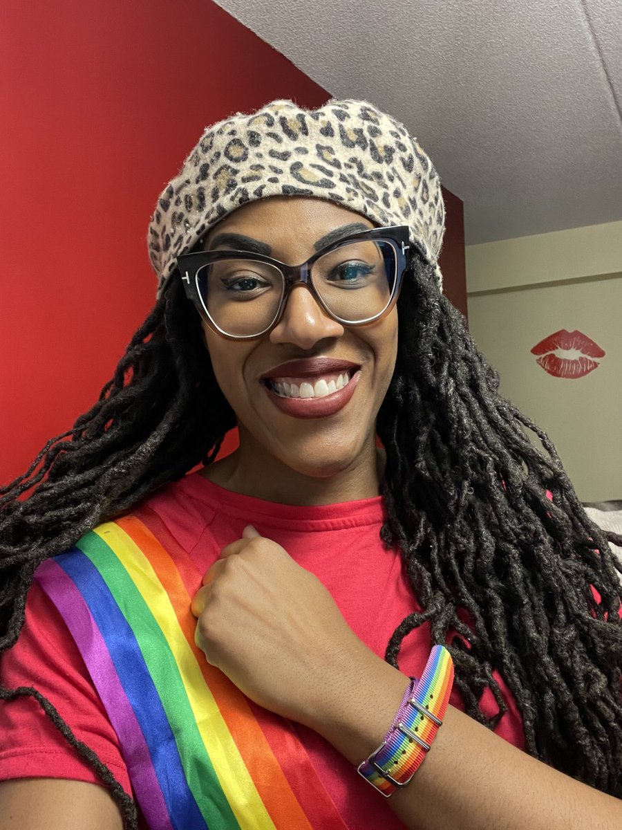 Today celebrate International Day of Pink by standing in solidarity with the 2SLGBTQIA+ community in their continued fight for equality &amp; acceptance 🏳️‍🌈🏳️‍⚧️! #Represent #PSPNDayofPink2022 ⁦<a href="/PSPrideNetwork/">Public Service Pride</a>⁩ ⁦<a href="/dayofpink/">Day of Pink official</a>⁩ ⁦<a href="/DayofPinkTO/">Day of Pink Toronto</a>⁩