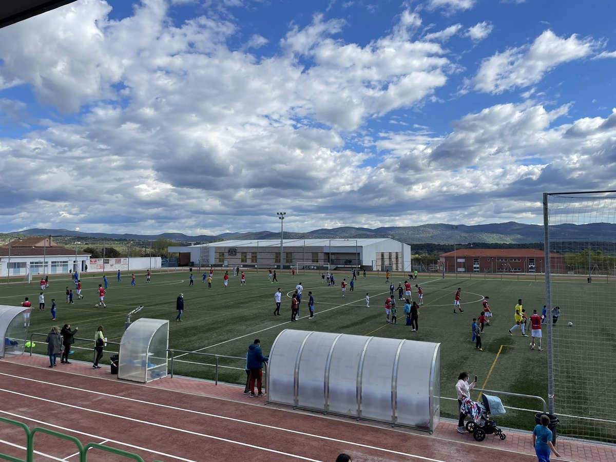 Carlos_Lines's tweet photo. Jornada de convivencia con los niños de Sotillo de la Adrada ❤️💙⚽️ https://t.co/FB984R9z3n