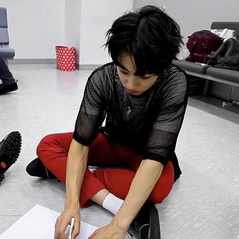jkoldpics's tweet photo. emo boy 🖤 #jungkook https://t.co/C6HKGegSXL