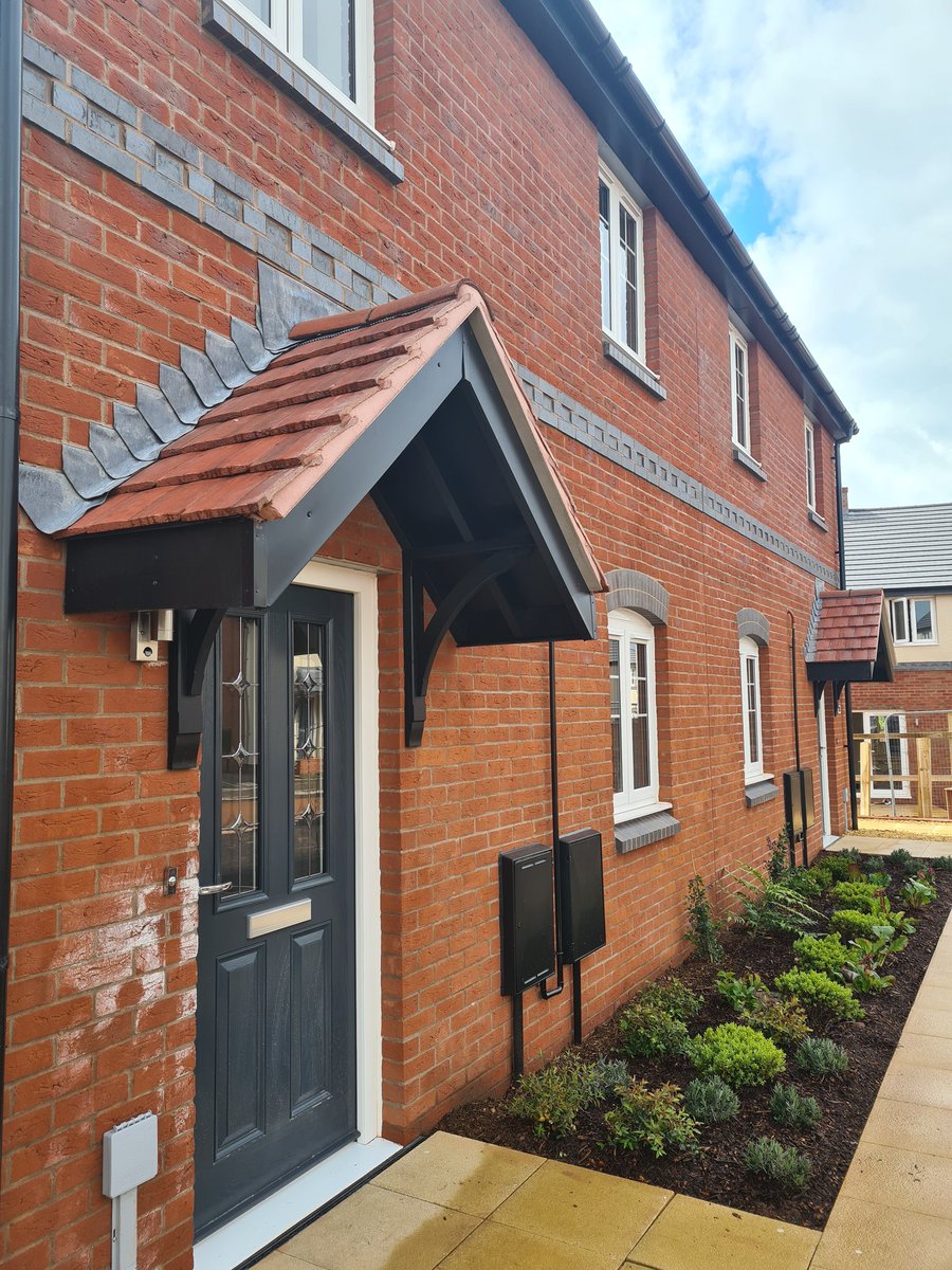 EricaHillmanSW's tweet photo. Another successful day moving in 7 households to their new homes in Ross on Wye 🏡 Big thanks to @landg_homes for getting these delivered and handed over today 🏘 Also a lovely surprise receiving a bunch of flowers from a resident as a thank you 💐 #affordablehousing #socialrent https://t.co/WQ3IxAdwbX
