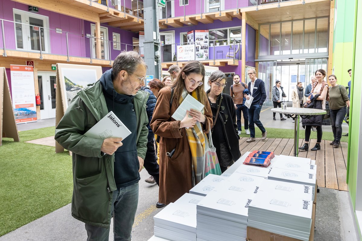 smartlivinglab's tweet image. EXPOSITIONS | Les publications &quot;Vivre plus mieux&quot; et &quot;Habiter demain&quot; de la collection #Jalons de l&apos;@EtatdeVaud se déclinent en deux expositions sur la durabilité du #bâti. A visiter au #SmartLivingLab à Fribourg jusqu&apos;au 26 avril de 7 à 19h. Entrée libre. smartlivinglab.ch/fr/exposition-…