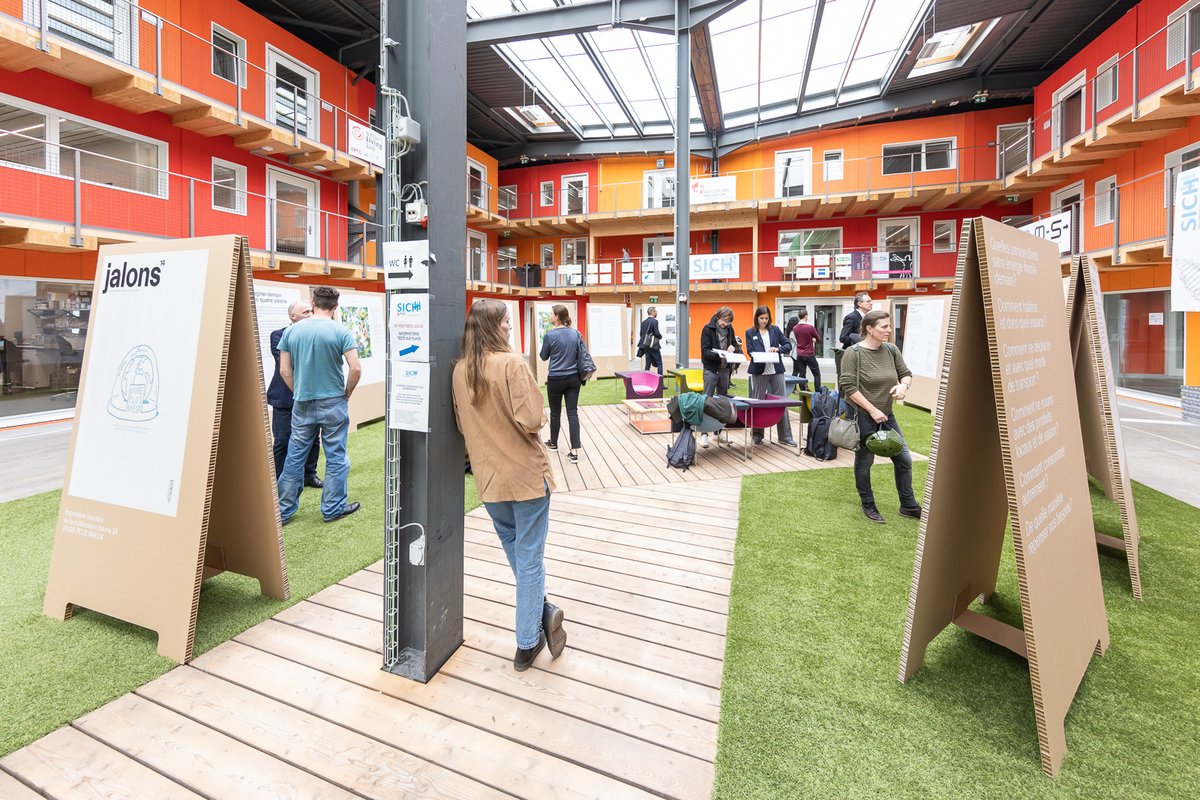 smartlivinglab's tweet image. EXPOSITIONS | Les publications &quot;Vivre plus mieux&quot; et &quot;Habiter demain&quot; de la collection #Jalons de l&apos;@EtatdeVaud se déclinent en deux expositions sur la durabilité du #bâti. A visiter au #SmartLivingLab à Fribourg jusqu&apos;au 26 avril de 7 à 19h. Entrée libre. smartlivinglab.ch/fr/exposition-…