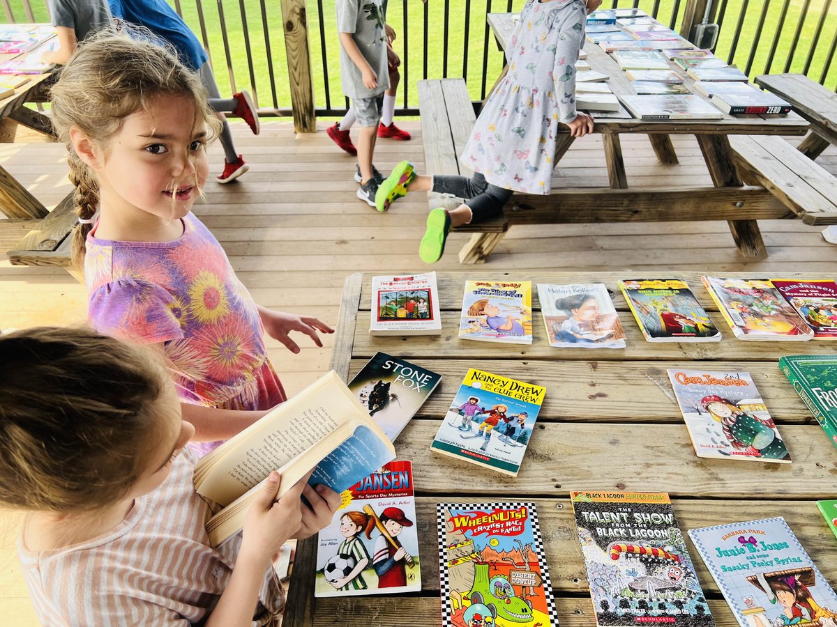 Thank you to our VT group project members for making our Purple Panther Book Swap a success!  Professor Deannshould be so proud of your hard work.  Harding Avenue Elementary appreciates your efforts! <a href="/mcps_va/">MCPS</a>