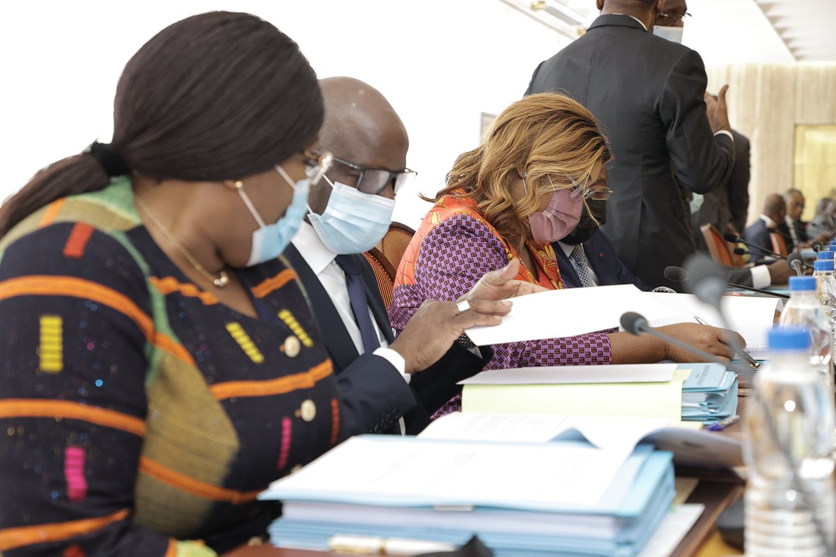 AOuattara_PRCI's tweet photo. Suite à la démission de @ACHIPatrick4 et du Gvt, une équipe resserrée sera mise en place pour plus d’efficacité et tenir compte de la conjoncture économique mondiale. Il est impératif de réduire les dépenses de l’Etat en les réorientant vers la résilience sociale et sécuritaire. https://t.co/4tCm28swfn