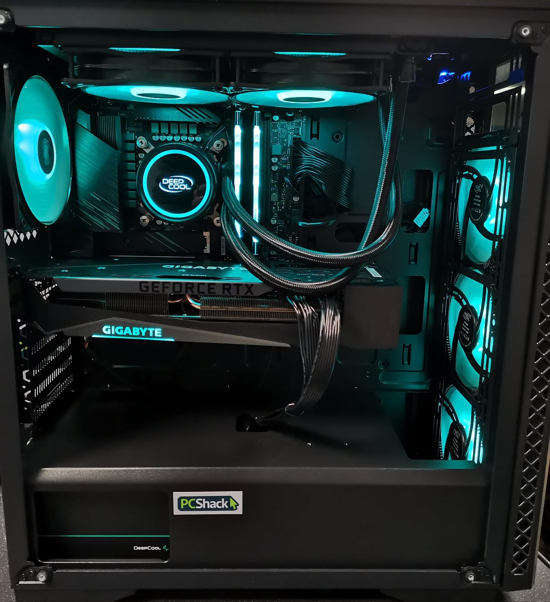 pc_shack_hull's tweet photo. Recent build created for a very happy customer.

High End Gaming ✅
3d Modelling and Design ✅
Video Editing ✅
Everything Else ✅

Contact us today to future proof your system.
Email: customerservices@pcshack.co.uk
Phone: 01482 245000 https://t.co/B8OGpRjtUg