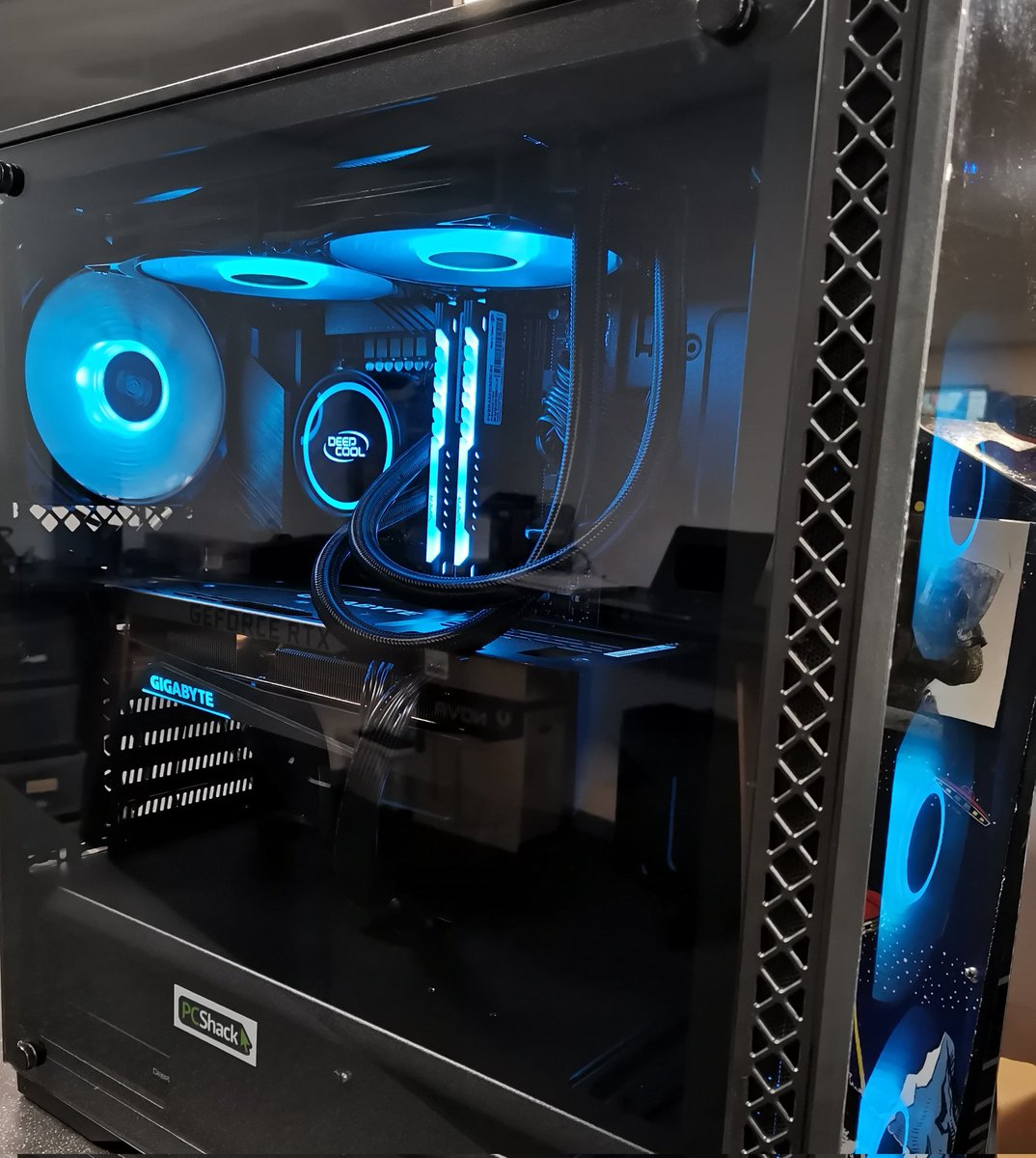 pc_shack_hull's tweet photo. Recent build created for a very happy customer.

High End Gaming ✅
3d Modelling and Design ✅
Video Editing ✅
Everything Else ✅

Contact us today to future proof your system.
Email: customerservices@pcshack.co.uk
Phone: 01482 245000 https://t.co/B8OGpRjtUg