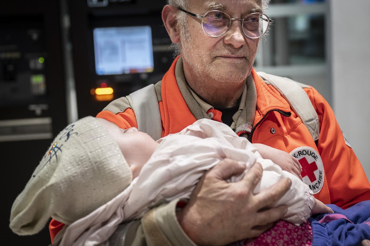🇺🇦 Hier soir, l’avion affrété par la Métropole du <a href="/grandlyon/">Métropole de Lyon</a> pour envoyer du matériel en Ukraine est revenu à Lyon. À son bord, 46 réfugiés fuyant la guerre ont été pris en charge. 

Merci à la <a href="/CroixRouge/">Croix-Rouge fr</a>, #Natecia, <a href="/ProtecCivile69/">Protection Civile 69</a> pour cette opération exceptionnelle.