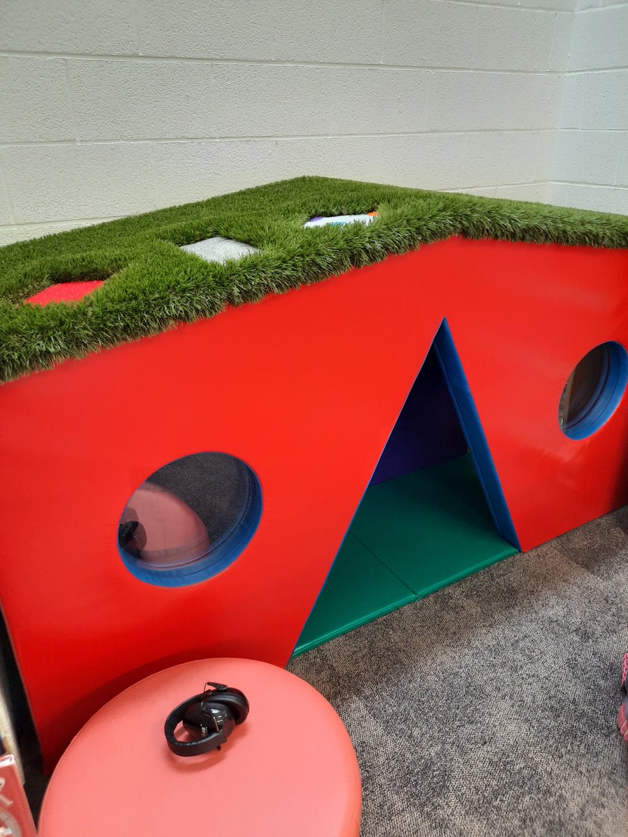 BrayFriendly's tweet photo. Did you know that Bray Library have installed a fantastic sensory space complete with a tactile roof. Fantastic to have such a facility in the community. Well done @WicklowLibs #braylibrary @SuperValuIRL @AsIAmIreland https://t.co/eHZ2DVwn60