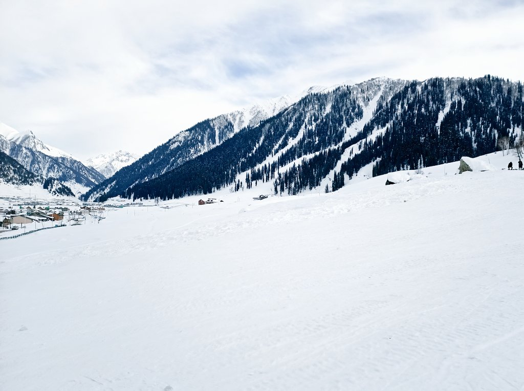 Sight of Snow-covered SONMARG 🏔️🤩

#onemindstand #SnowMan #Snowfall #Kashmir 
#Snowdrop #Trending #PicOfTheDay #Travelers #travel #jammudiaries #KashmirFiles #kashmirtourism #JammuKashmir #travelblogger #Traveller #mobilephotography #photographers_of_india #IncredibleIndia