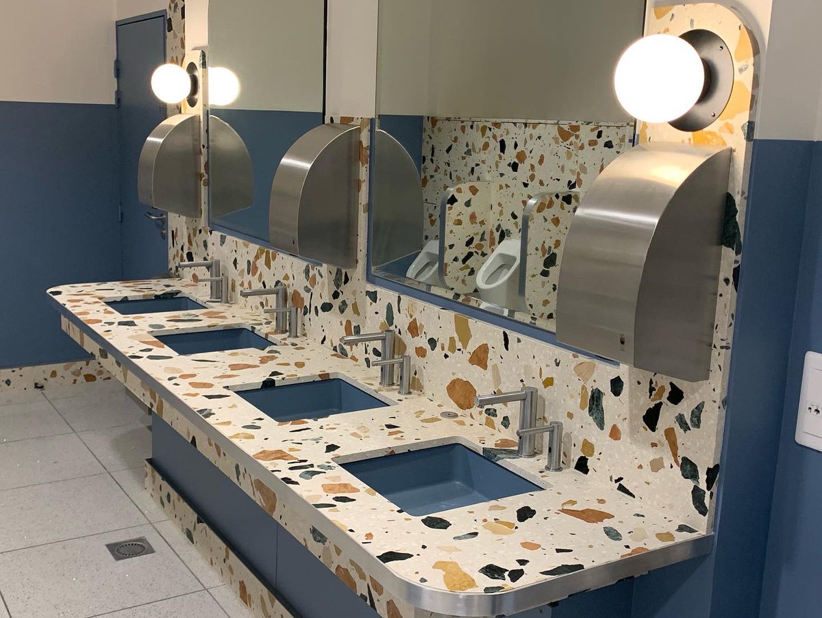 So chic, so Paris ! la nouvelle salle d'embarquement du terminal 2G à #CDG rouvre ses portes demain avec un design totalement revisité par Dorothée Meilichzon. <a href="/ParisAeroport/">Paris Aéroport</a> 
#hospitalite #design #aeroport #aerien #extime #artsdeco