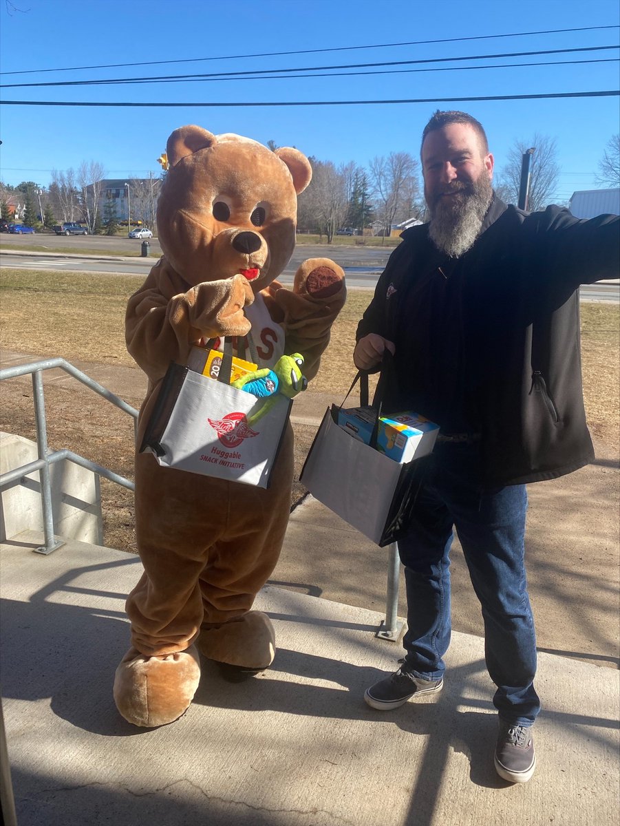 NMSAwesome1's tweet photo. Look who dropped by today to hand out snacks for our students!  A special THANK YOU to Jim Gilbert and his wonderful team!  The snacks are much appreciated! @ASDWLimelight @ASD_West https://t.co/cHssxBxmbr