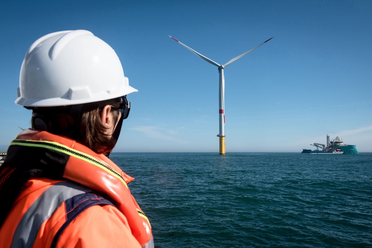 CaroleTrivi's tweet photo. Parfois, une image vaut mille mots

➡️ Voici la première #éolienne en mer posée en 🇫🇷, installée au large de #SaintNazaire par @EDFofficiel et ses partenaires

Très grande fierté et émotion pour l'ensemble des équipes mobilisées sur ce projet majeur pour la #TransitionEnergetique https://t.co/EGwE1NISrP