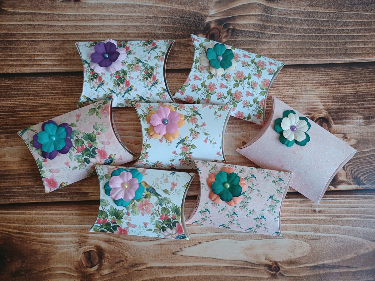 di_delightful's tweet image. These pretty #floral #pillowboxes are suitable for any occasion. Choose the design you like. They can hold jewellery, sweets, chocolate, money and other small items. Find them in my #etsy shop. Link in bio. #disdelightfuldesigns  #buylocalsupportlocal #craftbizparty #ukmakers