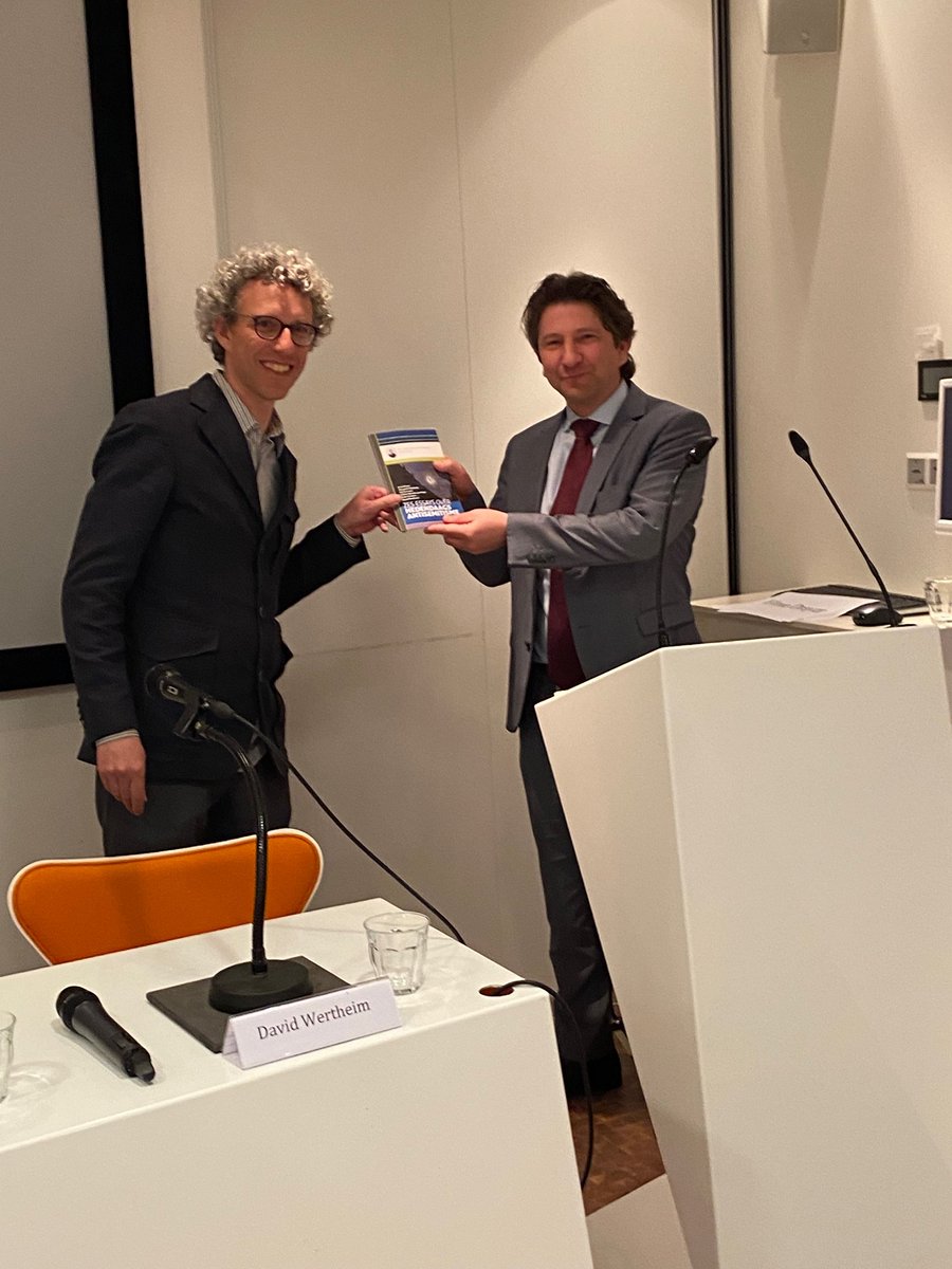 DavidJWertheim's tweet photo. Vandaag onze bundel 'Zes essays over hedendaags antisemitisme gepresenteerd' aan @EddoVerdoner met bijdragen van @HannaLuden @emileschrijver @elmadrayer, Gideon Querido van Frank, @MargalithK en mijzelf 

hier te bestellen: https://t.co/SUrAwAnjph https://t.co/S9v0epTeEp