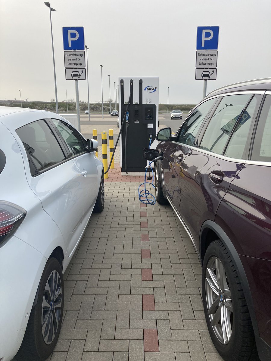 olaferfurt's tweet photo. #Reziprok ist, wenn die (vermeintlich) dicken Autos nur das dünne Kabel bekommen, aber #Strom bekommen beide :-), ist doch #reziprok? Heute Sonnenwetter in #Brehna Sonne und Wind und #Emobility, es läuft Michael_Jahn_GB @AHildebrandt70 https://t.co/1CAiZDj0Xm