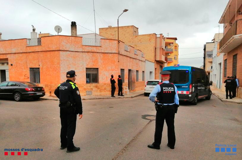 mossos's tweet photo. Detenim dos homes i una dona a Amposta en el marc d’una investigació conjunta amb @PoliciaAmposta on hem desmantellat el principal punt de venda de droga de la ciutat https://t.co/MxwQKi4N9Y