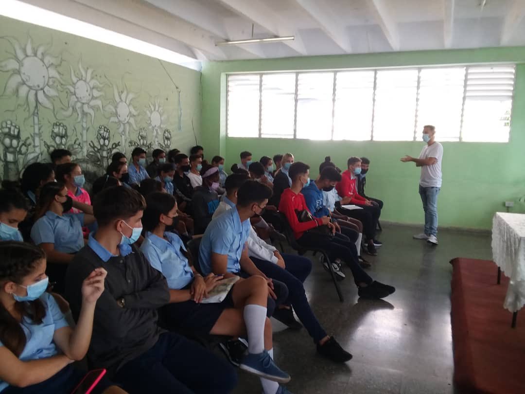 feem_ipvce's tweet photo. Participan los estudiantes del 11no11 y 11no12 en conversatorio con los profesores de historia en saludo al "61 Aniversario de la Victoria en Playa Girón". 
#CubaMined #SomosContinuidad #VamosConTodo #VamosPorMás https://t.co/f95BiVpmqU