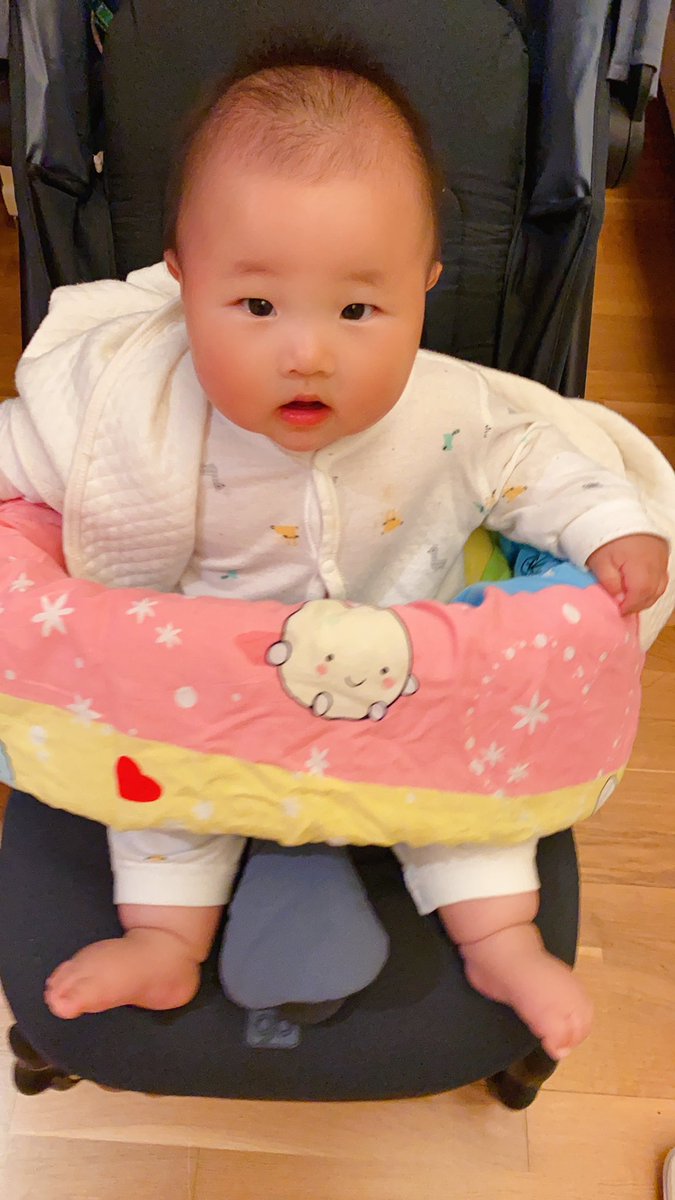 AnnaLibera9's tweet photo. Because of the epidemic we have stay home for nearly one month，when we put her into the baby carriage ，the little girl felt so happy https://t.co/2KpsD7rugQ