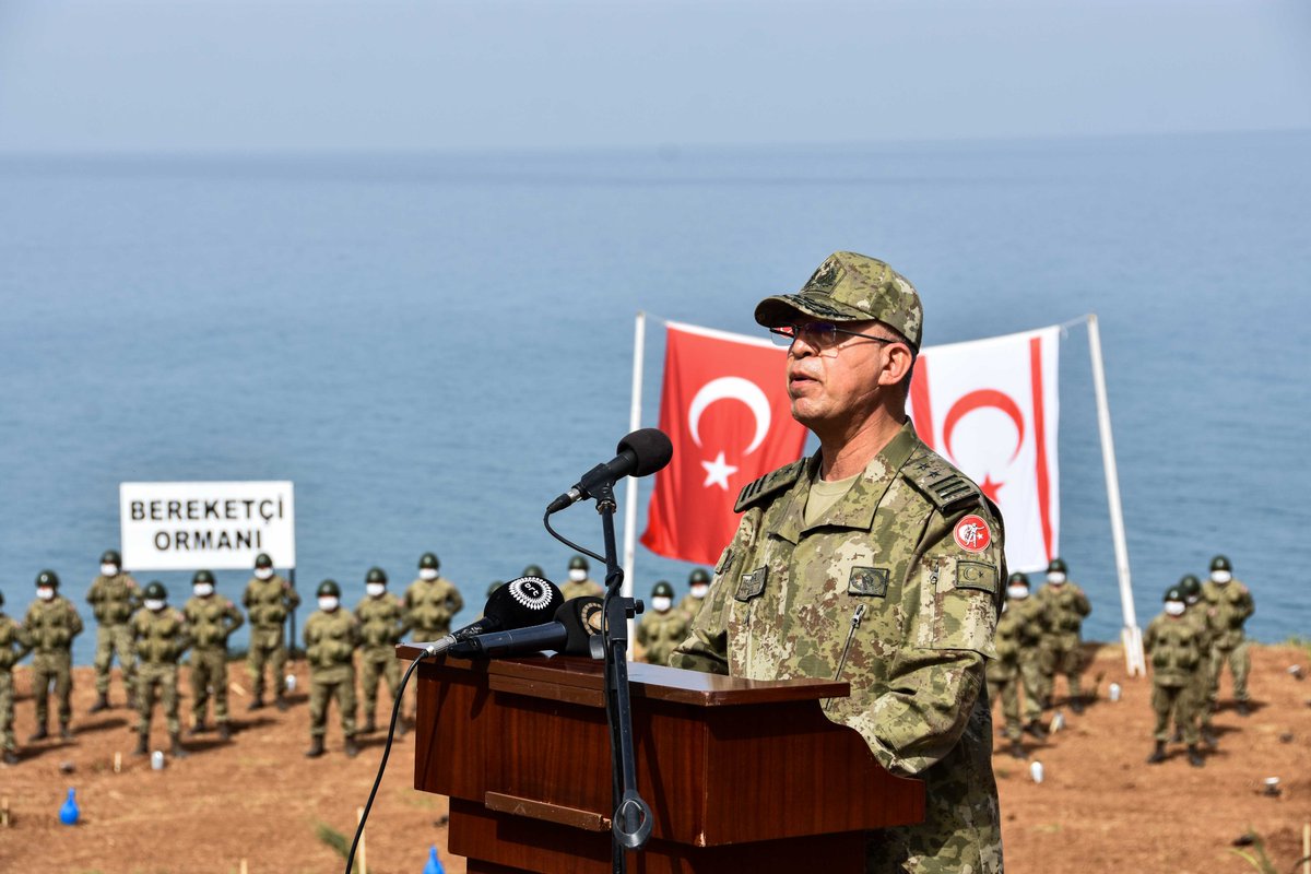 tcsavunma's tweet photo. Ağaçlar, yeryüzüne yazılmış şiirler gibidir. Kökleriyle bizi geleceğe bağlar, yarınlarımızı yeşertir. 

Kıbrıs Güvenlik Kuvvetleri Komutanlığının 2022 yılı ağaç dikme faaliyetinden kareler...
#MSB https://t.co/qQLj1q93lc
