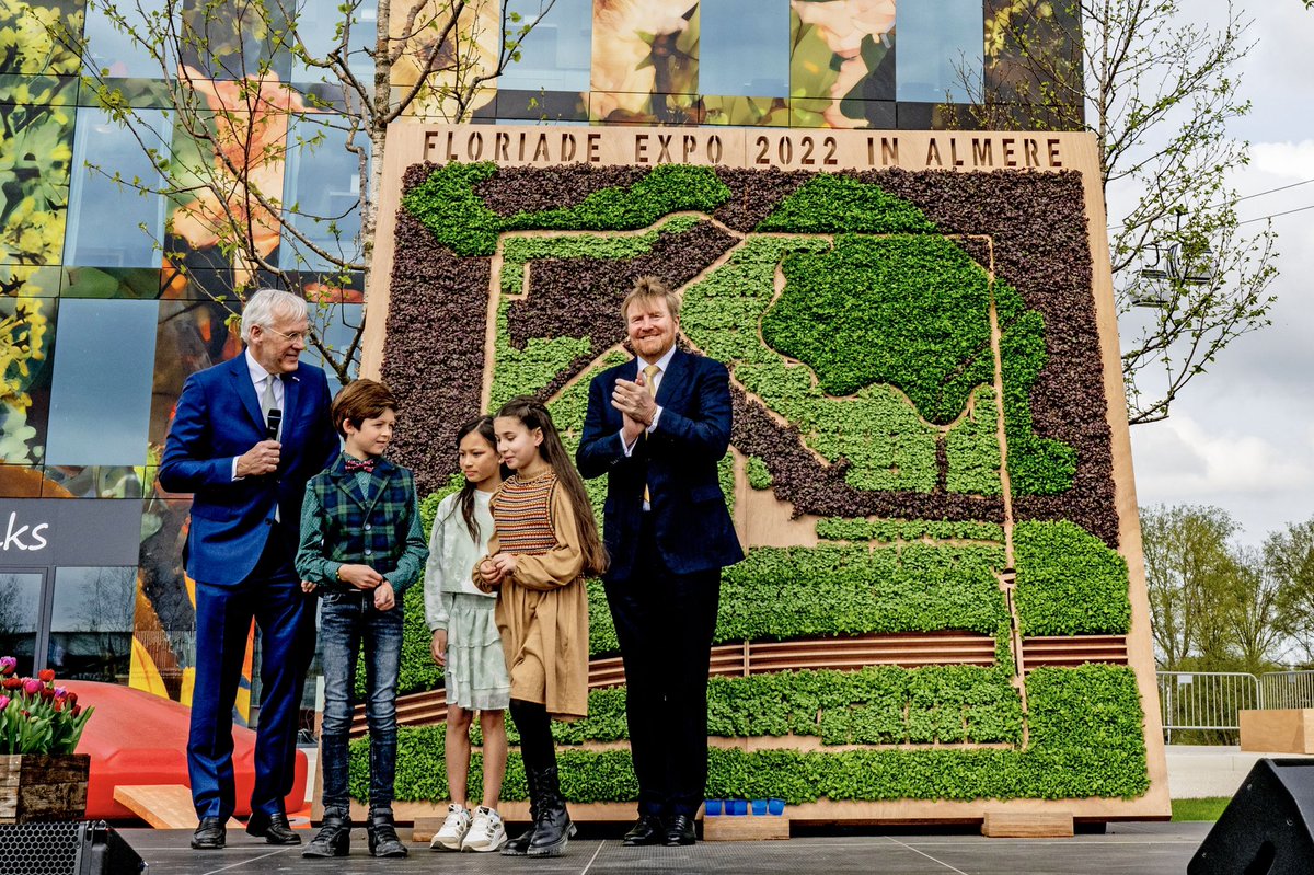 koninklijkhuis's tweet photo. Door een cress te planten opent de Koning Floriade Expo 2022 in Almere. Bezoekers zien hoe steden leuker &amp; duurzamer kunnen worden. Innovatieve ideeën en oplossingen worden gepresenteerd door de Nederlandse tuinbouwsector en (inter)nationale deelnemers. https://t.co/FWJcEC3lwk https://t.co/bdIRa0BVHv