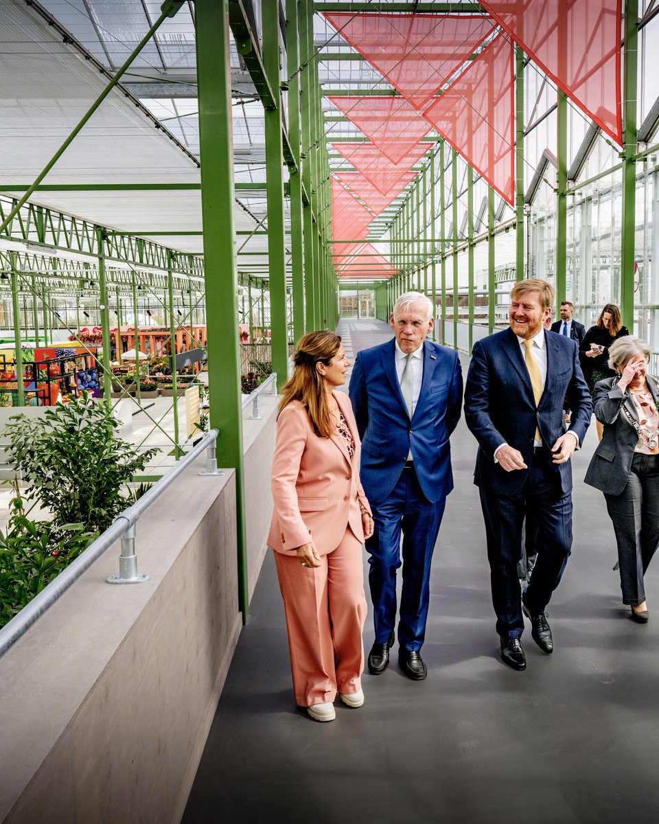 koninklijkhuis's tweet photo. Door een cress te planten opent de Koning Floriade Expo 2022 in Almere. Bezoekers zien hoe steden leuker &amp; duurzamer kunnen worden. Innovatieve ideeën en oplossingen worden gepresenteerd door de Nederlandse tuinbouwsector en (inter)nationale deelnemers. https://t.co/FWJcEC3lwk https://t.co/bdIRa0BVHv