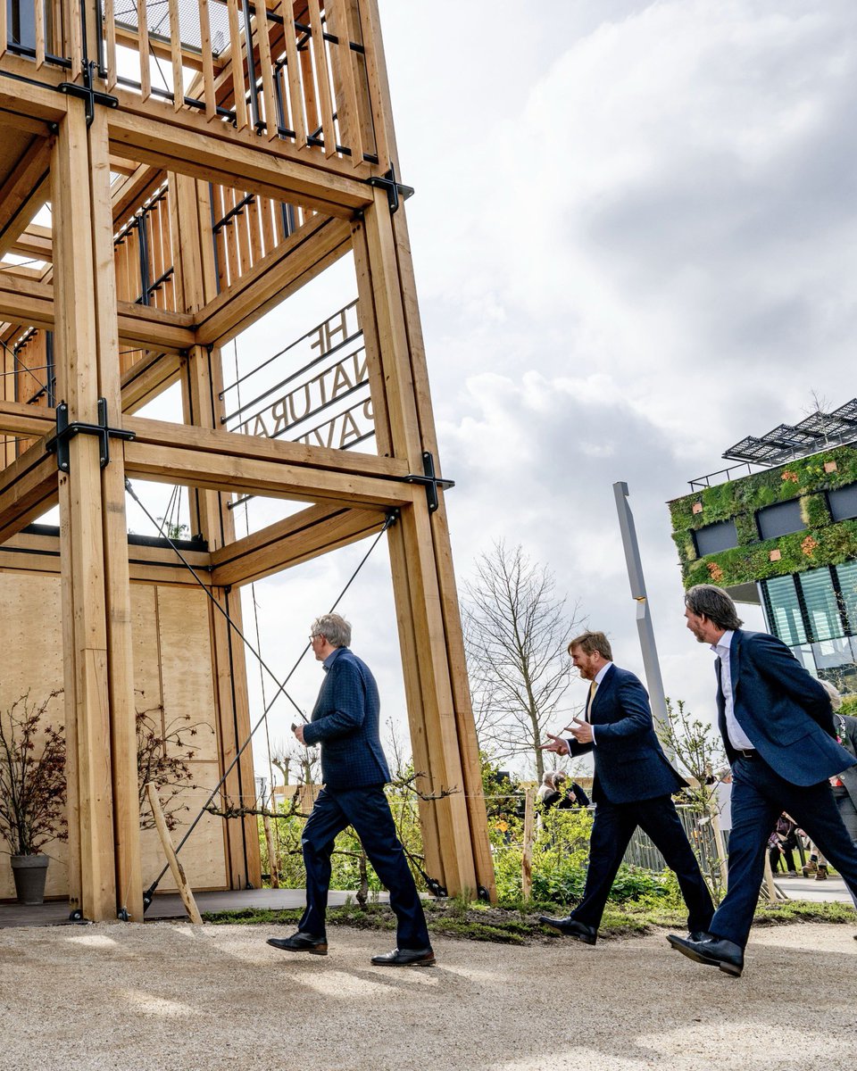 koninklijkhuis's tweet photo. Door een cress te planten opent de Koning Floriade Expo 2022 in Almere. Bezoekers zien hoe steden leuker &amp; duurzamer kunnen worden. Innovatieve ideeën en oplossingen worden gepresenteerd door de Nederlandse tuinbouwsector en (inter)nationale deelnemers. https://t.co/FWJcEC3lwk https://t.co/bdIRa0BVHv