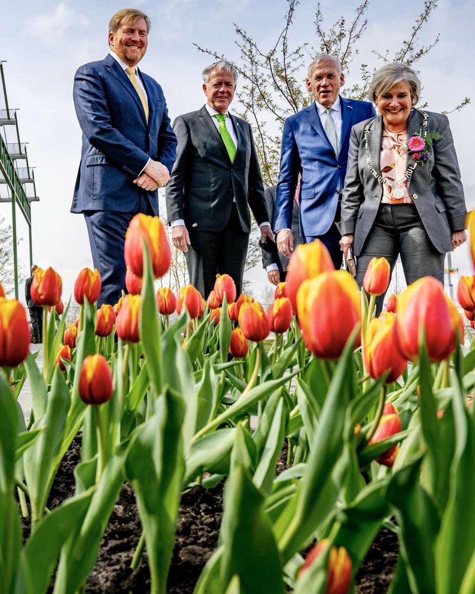 koninklijkhuis's tweet photo. Door een cress te planten opent de Koning Floriade Expo 2022 in Almere. Bezoekers zien hoe steden leuker &amp; duurzamer kunnen worden. Innovatieve ideeën en oplossingen worden gepresenteerd door de Nederlandse tuinbouwsector en (inter)nationale deelnemers. https://t.co/FWJcEC3lwk https://t.co/bdIRa0BVHv