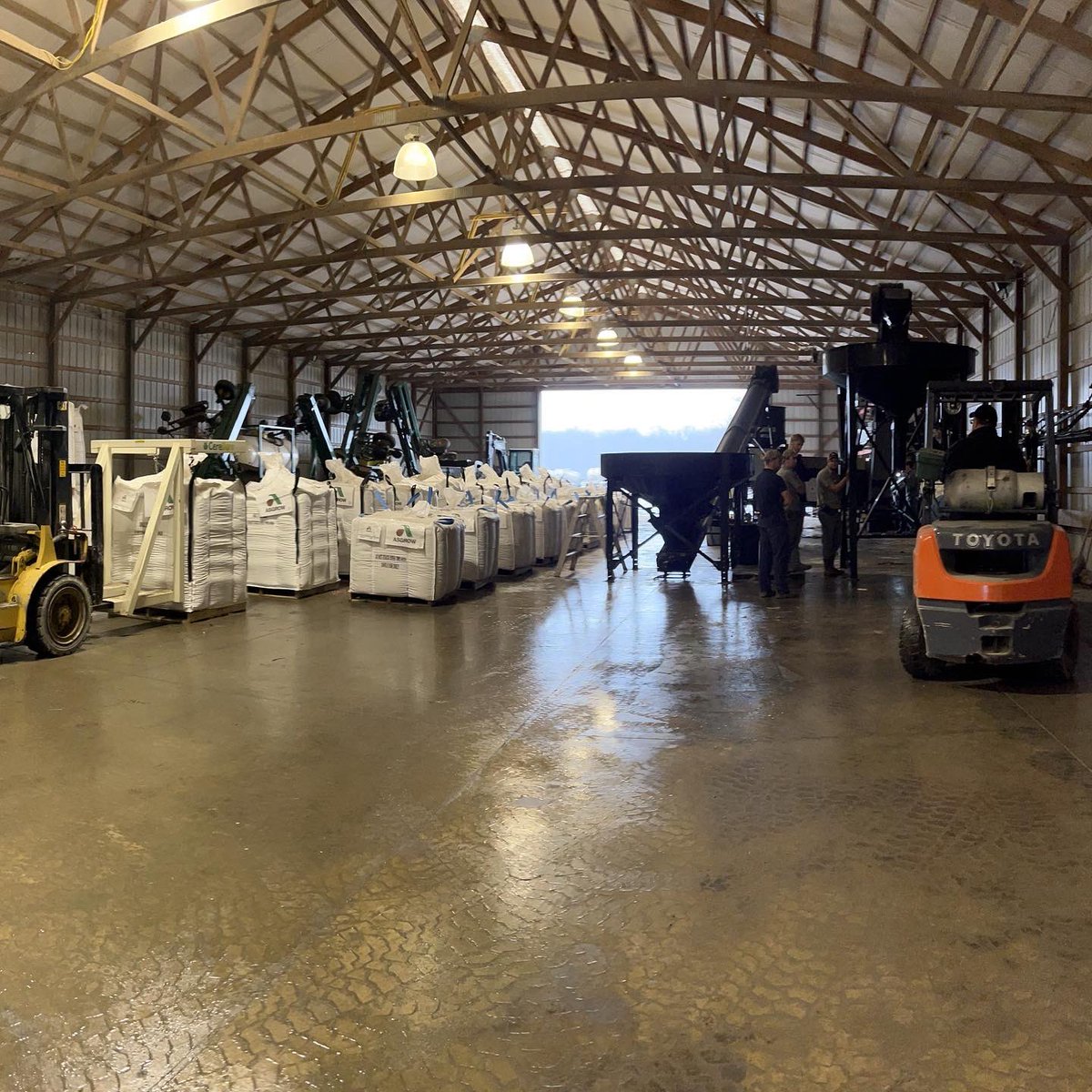 TomFarms's tweet photo. #TATF
Itโs #soybean treatment day.
Seed treatment helps defend against threats such as nematodes, insects, and diseases.
#TomFarms #Asgrow #Plant22 #BayerCropScience #Grow22 #Teamwork https://t.co/n0OVLM8Pyh