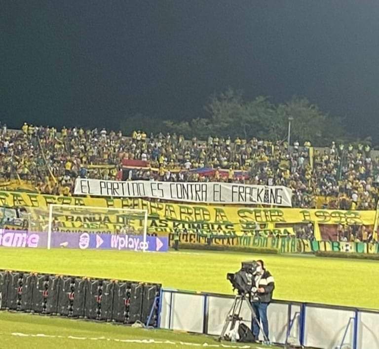 OscarCastroN's tweet photo. Aplausos de pie para los muchachos del Bucaramanga, que sacaron este trapo anoche.
👏🏻👏🏻👏🏻 https://t.co/a3qQo3XAhp
