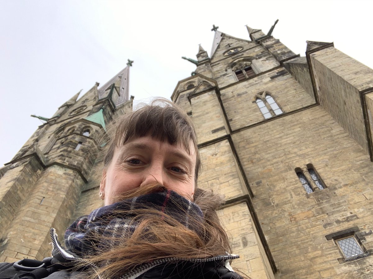 josefssonjenny's tweet photo. Idag fick jag Herrens välsignelse i Skara domkyrka och strax därpå blev jag även kosmiskt välsignad av en konstnär, som också tände ett ljus för mig och gav mig en önskan som jag fick uttala tyst för mig själv. Vilken dag på jobbet! https://t.co/ptVccWcUqi