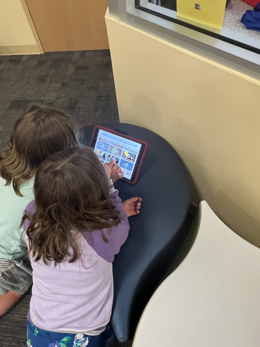 AngelaFlavinpky's tweet photo. 2-3 partners conducting research to pick which animal they will present to their classes. #LoveTeaching #STEAM https://t.co/hE4EMbELiL