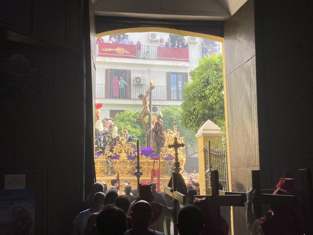 LanzadaSevilla's tweet photo. 🔴 Con el misterio ya en la calle, se forman los tramos que acompañan a María Santísima del Buen Fin #Lanzada22 #Sevilla #SSantaSevilla22 https://t.co/wfCGcQvNEY