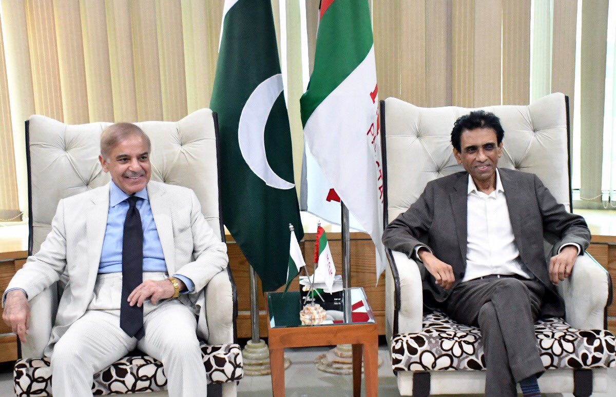 MQMPKOfficial's tweet photo. وزیراعظم محمد شہباز شریف کا ایک روزہ دورہء وزیر اعظم کا ایم کیو ایم پاکستان کی قیادت سے ملاقات کے لیے بہادر آباد میں واقع ایم کیو ایم پاکستان کے ہیڈ آفس کا دورہ۔

ایم کیو ایم قیادت نے وزیر اعظم محمد شہباز شریف کو وزارت عظمی کا منصب سنبھالنے پر مبارکباد پیش کی۔ @allaboutmqm https://t.co/Dcf326HhXu