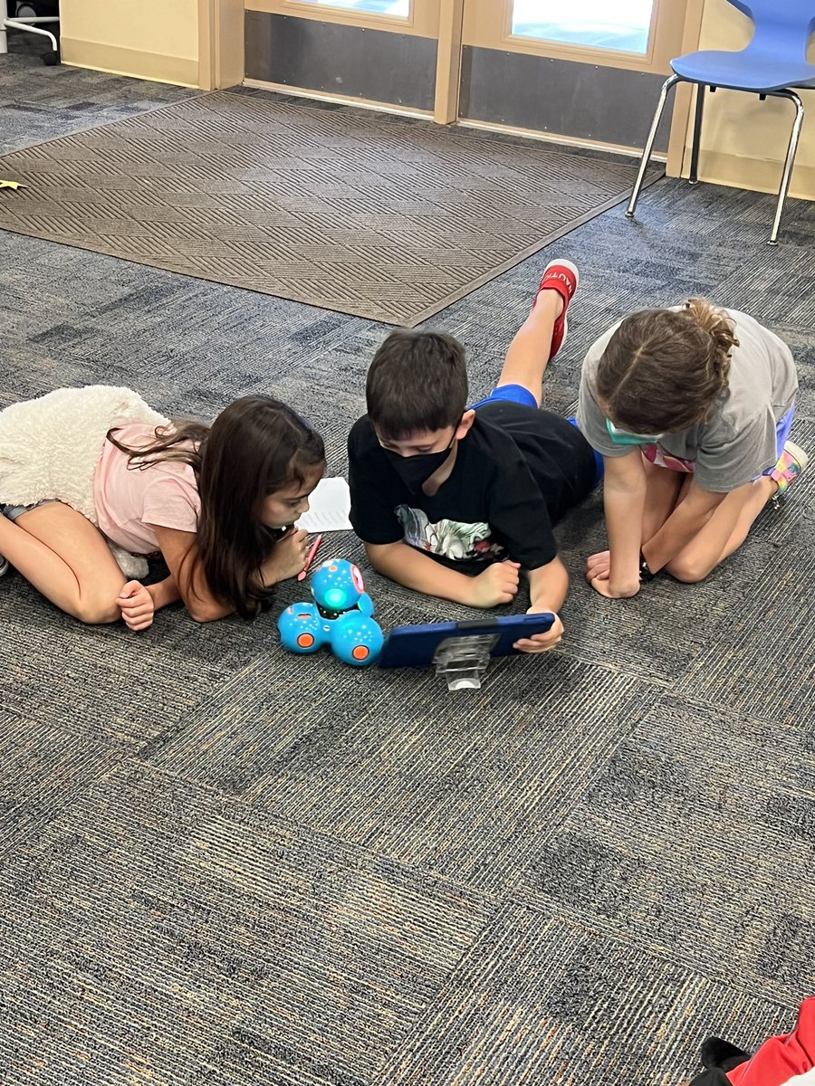 AngelaFlavinpky's tweet photo. 2-3 partners practicing coding either with #DASH or on https://t.co/sxoCy8hWbg . Trial and error = #determination #growthmindset #LoveTeaching https://t.co/RONWgDktDt